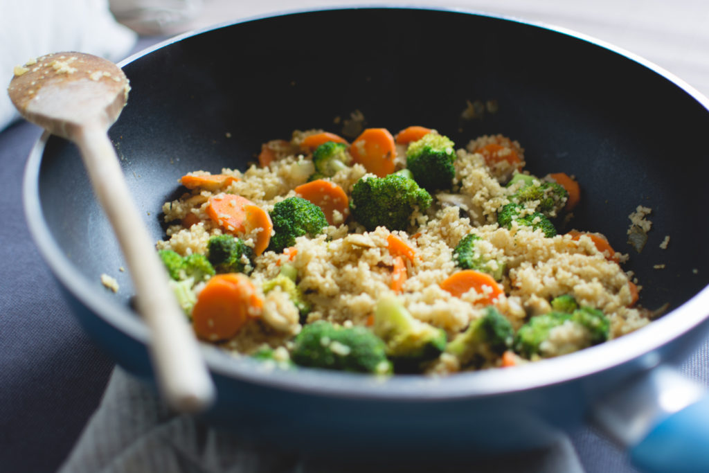 Immagine di cous cous con verdure da condire con salsa a base di yogurt greco