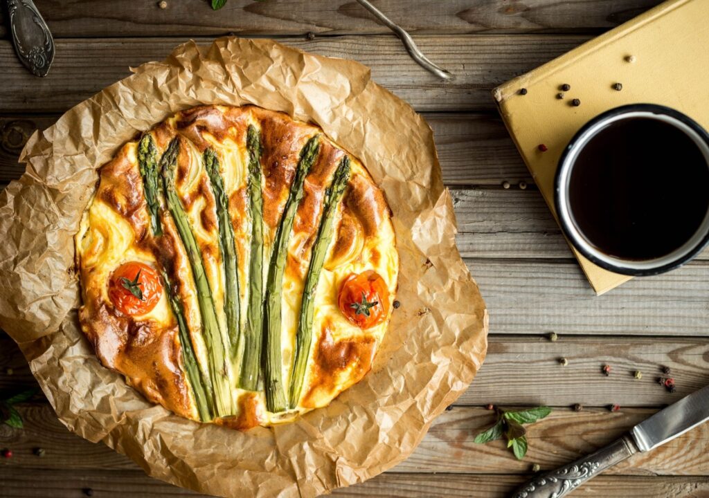 Immagine di torta rustica con yogurt greco, asparagi e porri